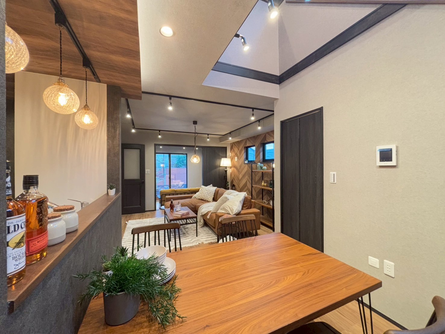 DINING／ダイニング